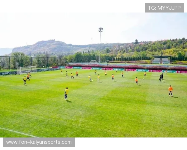 俱乐部与地方媒体合作推出球员成长短片增强地域认同，球队俱乐部靠什么盈利