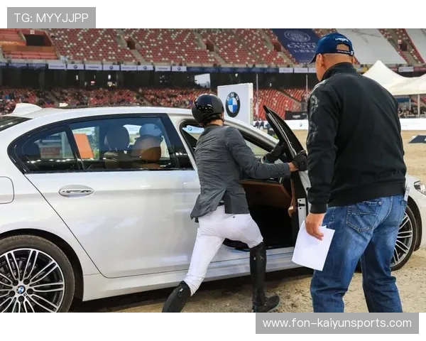 西班牙青少年骑手理查德·基尔克高德在国际马术比赛中获得银牌，展现潜力。